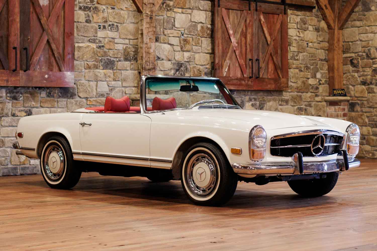 メルセデス・ベンツ「280SL」が約2580万円で落札！クラシックカーを初