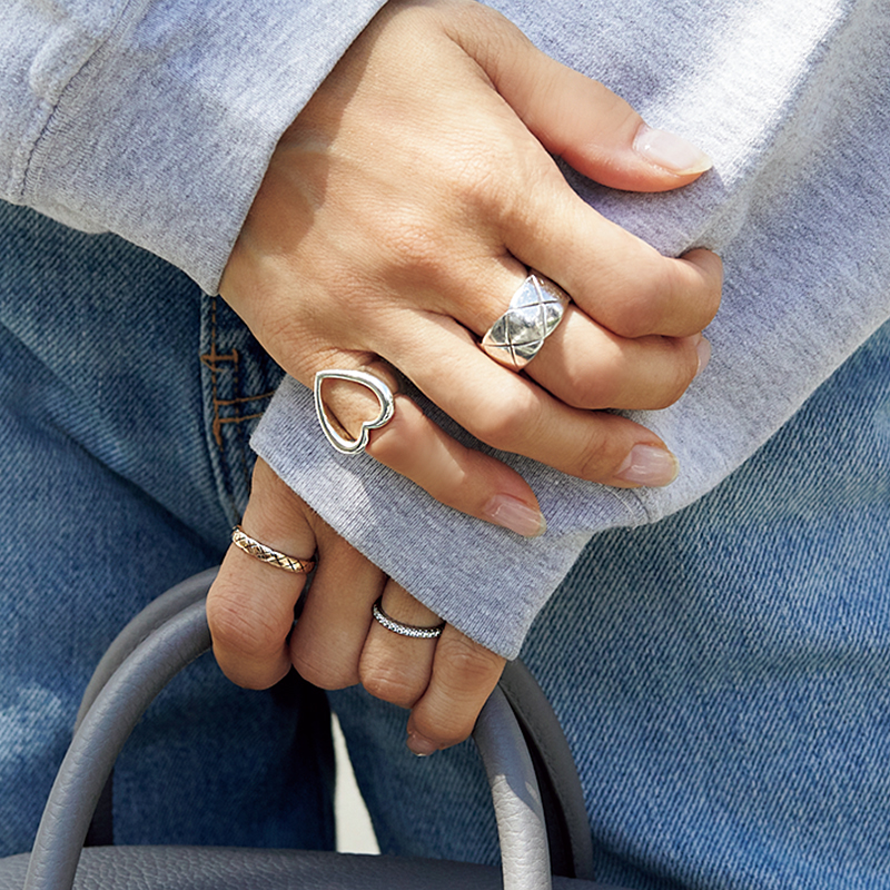 シャネル】の“ココ クラッシュ”が人気沸騰中！みんなの手元オシャレ