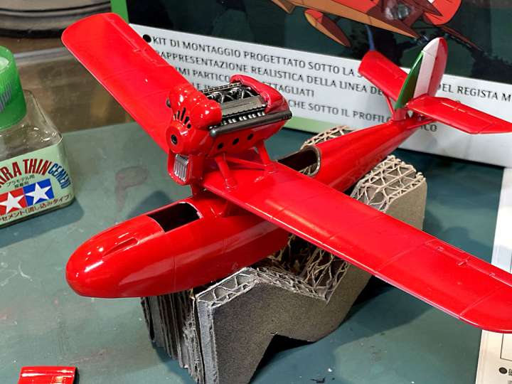 ポルコの愛機「サボイアS.21F」を光沢レッドで塗装【達人のプラモ術