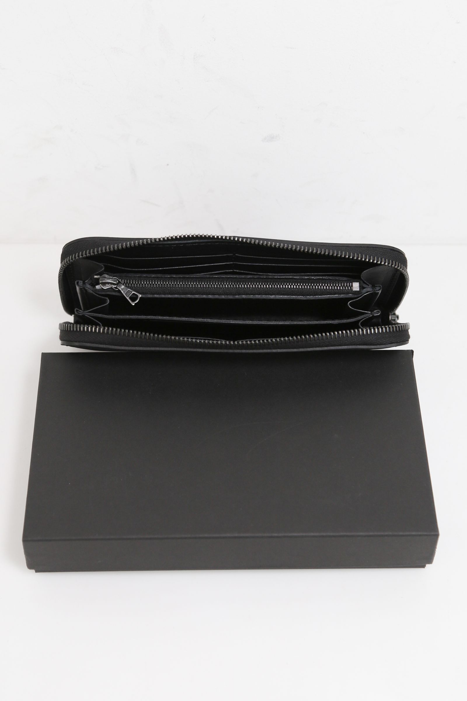 ISAMU KATAYAMA BACKLASH - GUIDI CALF ROUND FASTNER WALLET