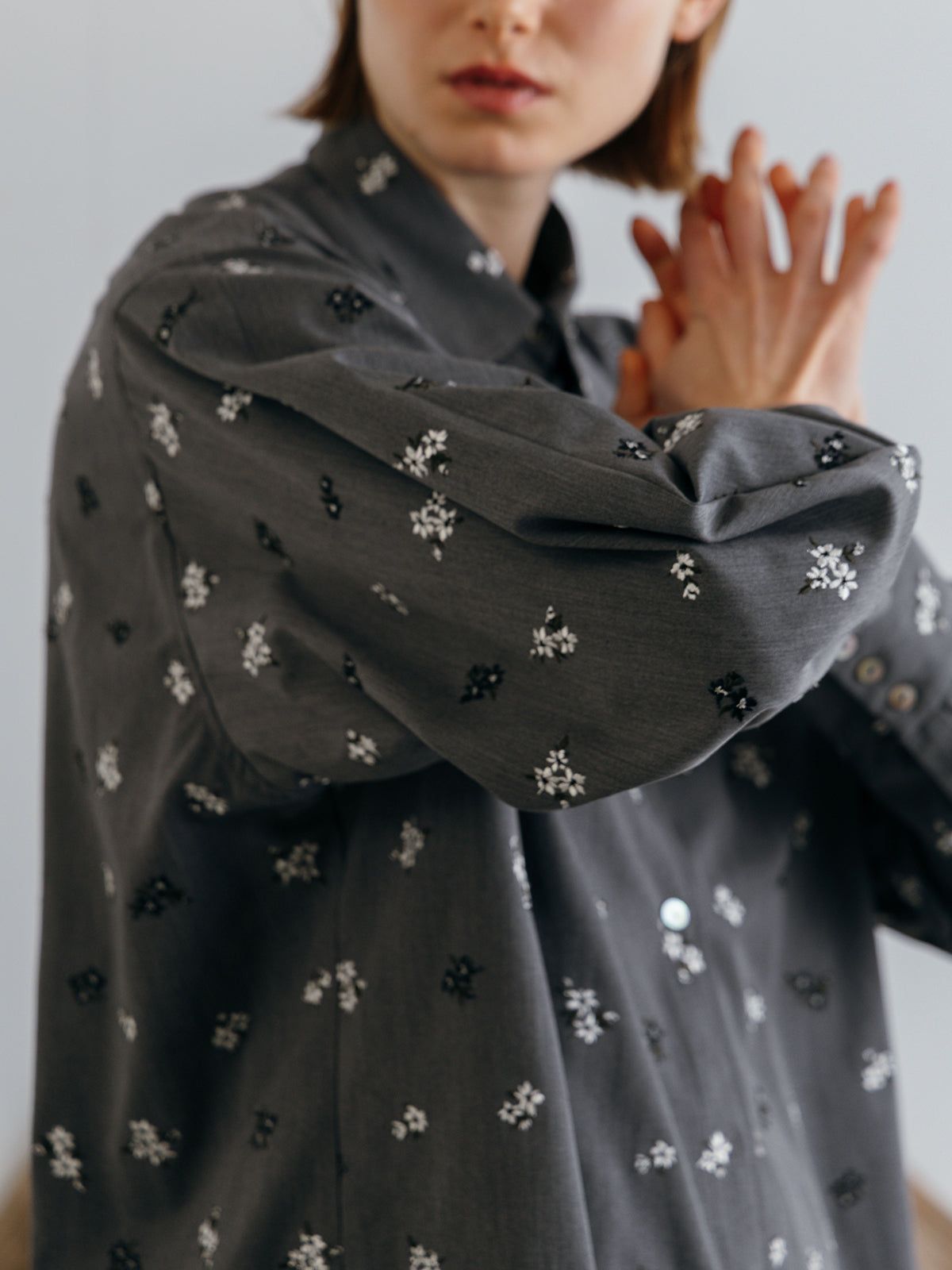 CREDONA - FLOWER EMBROIDERY SHIRTS (Gray) / フラワーエンブロイ