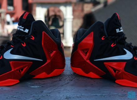 国内11月2日発売予定】 ナイキ レブロン 11 ブラック/メタリック