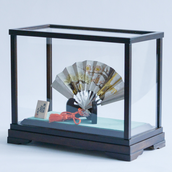 送料無料】 銀製 扇子 松竹梅 G 4.5号・28g ガラスケース付き / 光則