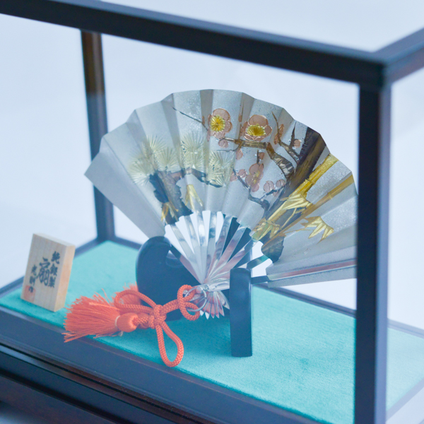 送料無料】 銀製 扇子 松竹梅 G 4.5号・28g ガラスケース付き / 光則