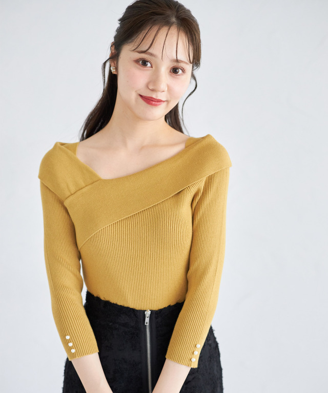 レディ感とセクシーさを併せ持つ袖口パール付きアシメリブニットプル