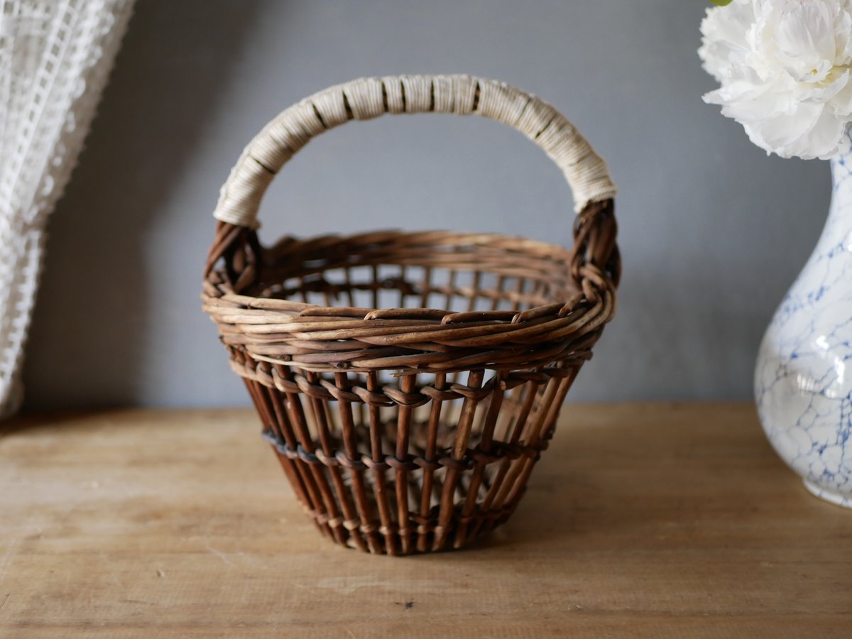 パニエ かご 籠 バスケット フランスブロカント アンティークのある