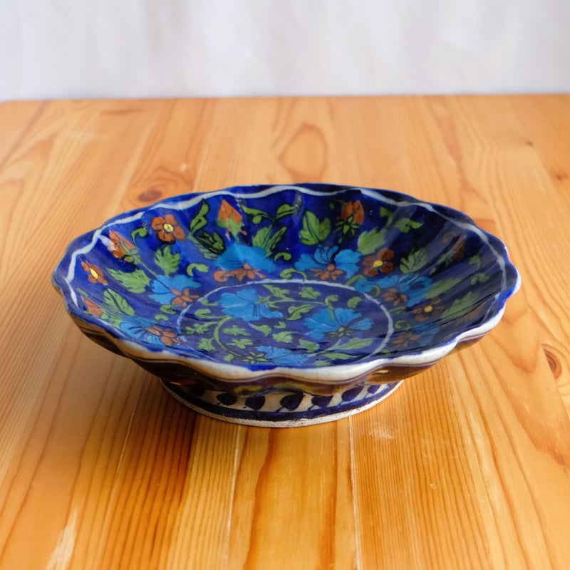 陶器飾り皿 インド ブルーポタリー 波形 青地に青い花柄 | インド雑貨