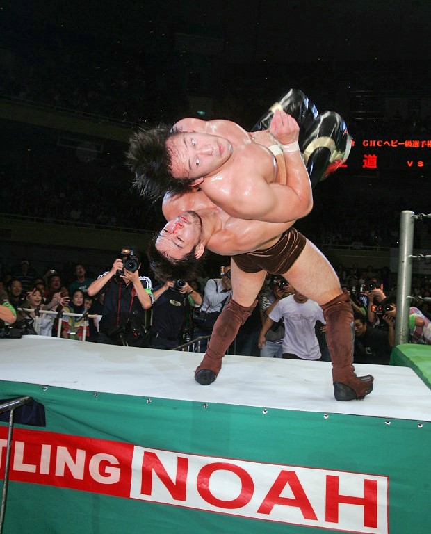 プロレス】丸藤正道がのど打撲、KENTA大流血…あわや大惨事 2006年10月