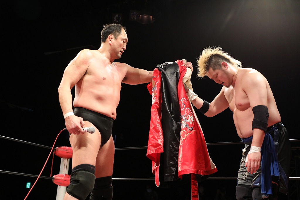 プロレス】橋本真也のガウンが、ZERO1から息子・大地の元へ