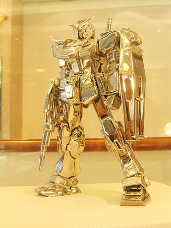 参考価格3千万円-最高純度のプラチナ製「ガンプラ」を特別展示