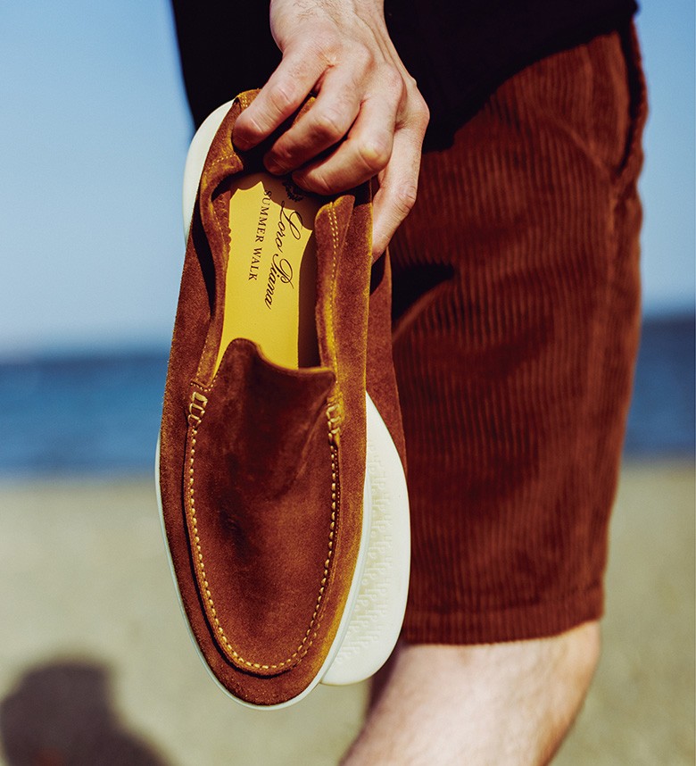 ビーチへ誘う“海の靴”。ロロ・ピアーナの「サマー・ウォーク」で夏に