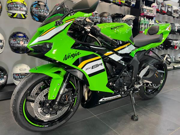 SAVE £875 ON THIS PRE REGISTERED 0 MILE NINJA ZX6 PERFORMANCE