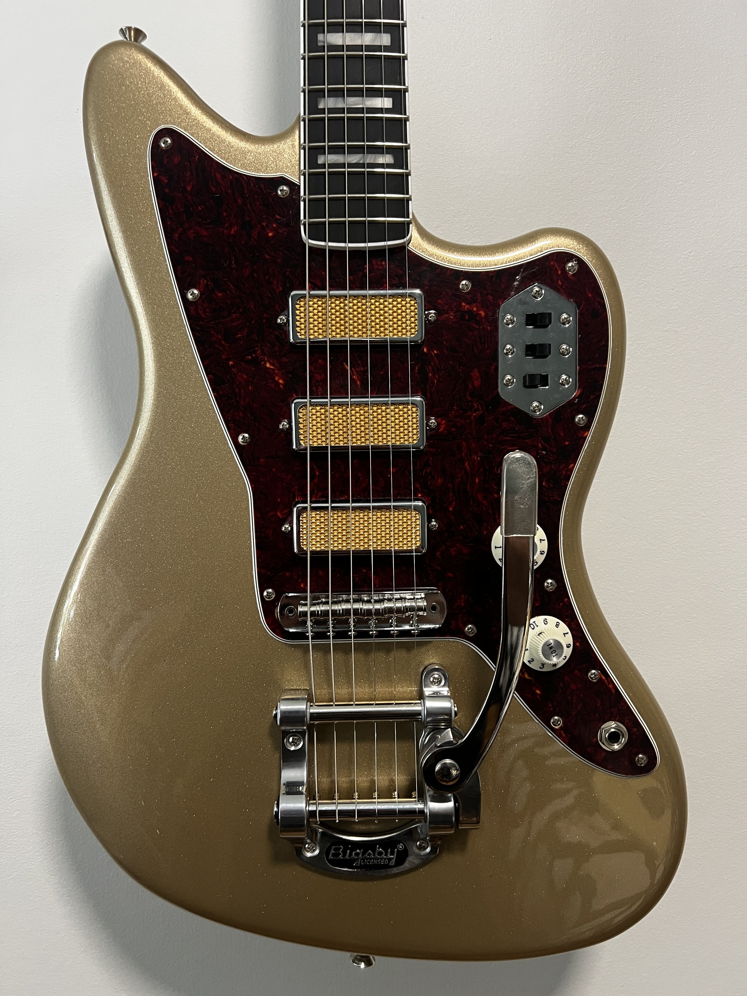 Fender Gold Foil Jazzmaster – Beautiful Mistake or Cult Classic