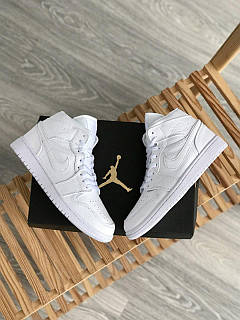 Женские кроссовки Nike Air Jordan 1 Mid Triple White, цена: 2290