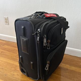 TravelPro® FlightCrew™5 18” Expandable Rollaboard® Bag