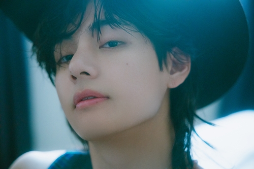 LEAD) BTS' V drops debut solo album 'Layover' | Yonhap News Agency