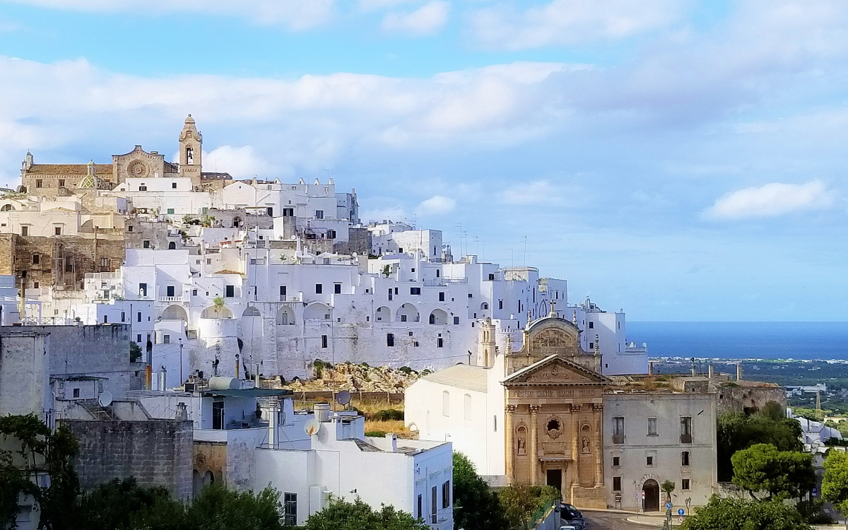 南イタリアの要塞都市「オストゥーニ」は白い迷宮 | イタリア