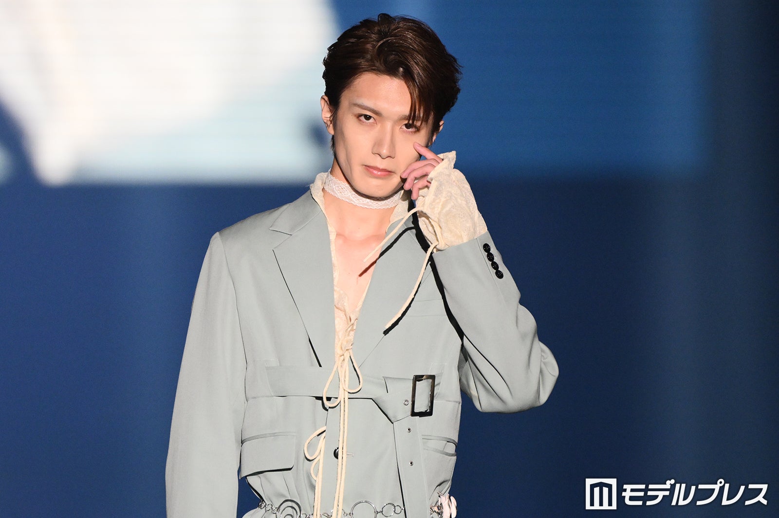 M!LK山中柔太朗、レースチョーカーで上品な魅力 素肌ジャケットで色気