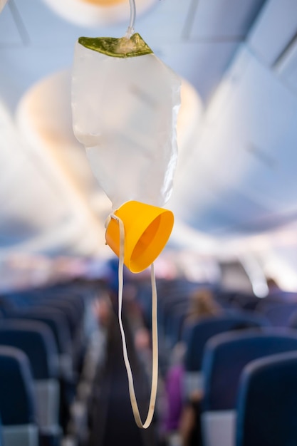 飛行機の天井コンパートメントからの酸素マスクのドロップx9xA