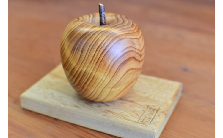 屋久杉 リンゴの置物（台付き）＜島屋工房＞ - 鹿児島県屋久島町