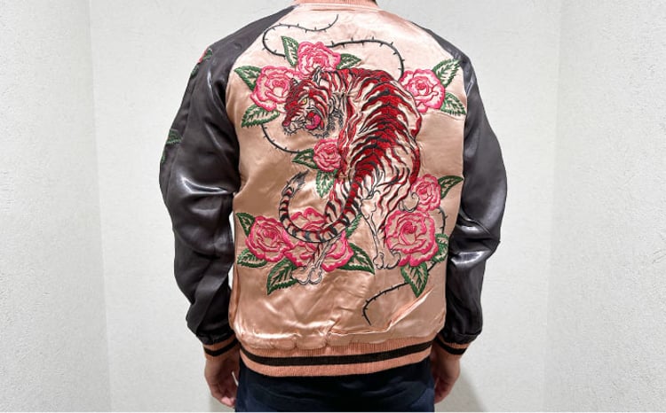 スカジャン 薔薇とレッドタイガー 刺繍 サイズはS・M・L・XL・XXL 服