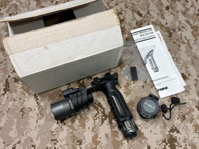 BLACK LINE - blog:実物 SUREFIRE M910A-WH フォアグリップ ウェポン