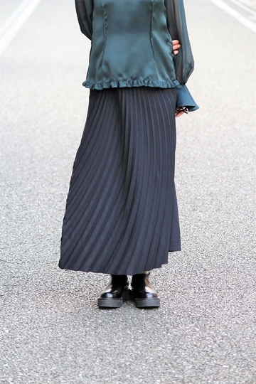 Narrenschiff:【着用画像】Mame Kurogouchiの流れるプリーツ。