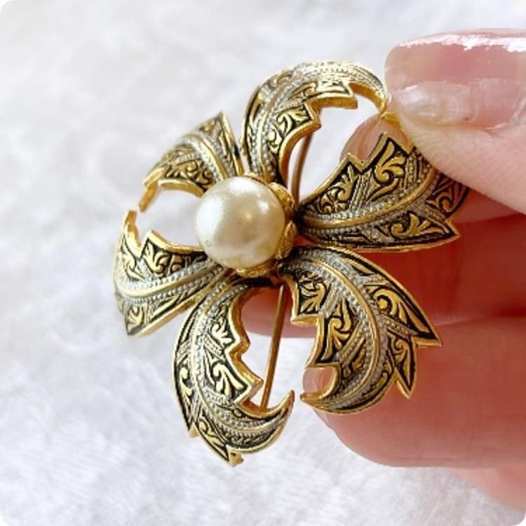 フランス直輸入 繊細なデザインが魅力的 ヴィンテージブローチ