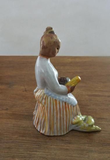 ヴィンテージ ハンガリー製 トウモロコシをむく少女 陶器人形