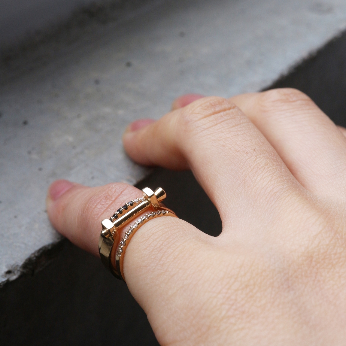 Hirotaka（ヒロタカ) Gossamer White & Black Diamonds Pinky Ring