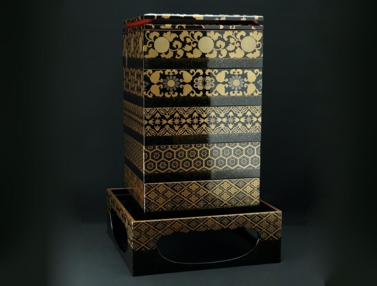 輪島塗蒔絵重箱（重台付） / Wajima 'Jubako' Food Boxes and Stand