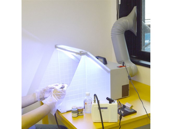 サンコー、プラモ塗料のにおいを排気できるLEDライト付き作業ブース