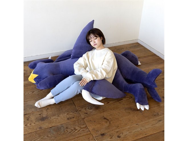全長約1.6m、マッハポケモン「ガブリアス」の大きなクッションが予約