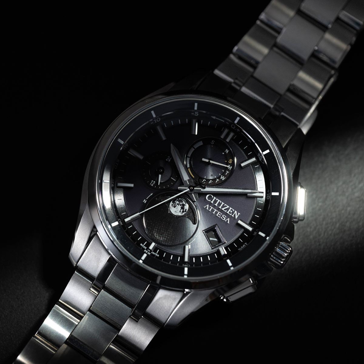 シチズン「アテッサ」の新ムーンフェイズモデルは小窓で移ろう銀の月影