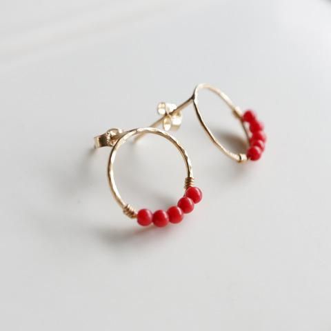 即納】[minikin]14kgf/コーラルが並ぶ小さなピアス