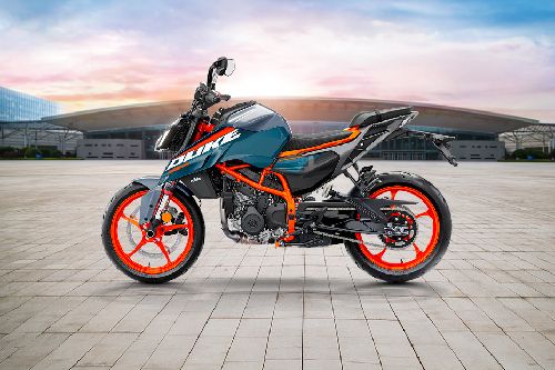 Kawasaki Ninja ZX-25RR vs KTM 390 Duke Comparison | Zigwheels