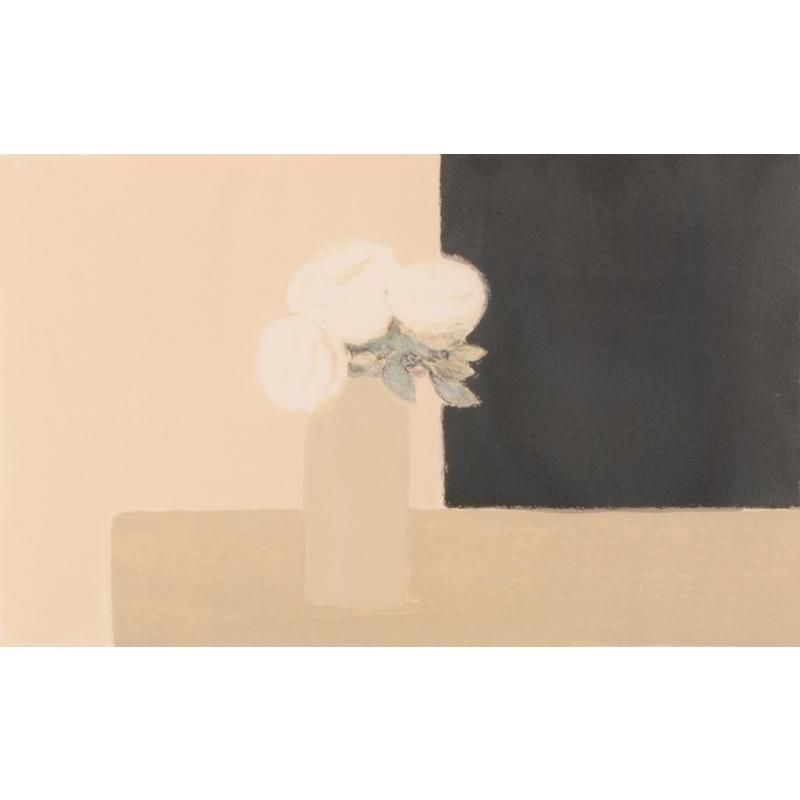 ベルナール・カトラン ピンクと黒の背景の白い薔薇の小さな花束 花