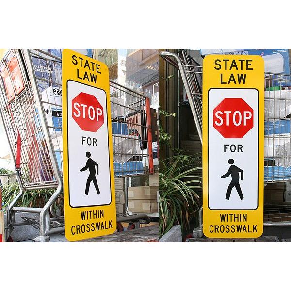 アメリカ道路標識 看板 ストップ 横断歩道中 歩行者優先 STATE LAW