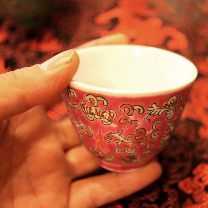 景徳鎮 赤洋連 粉彩 二紅 湯呑 No.23125802A : お土産ショップMORIYA