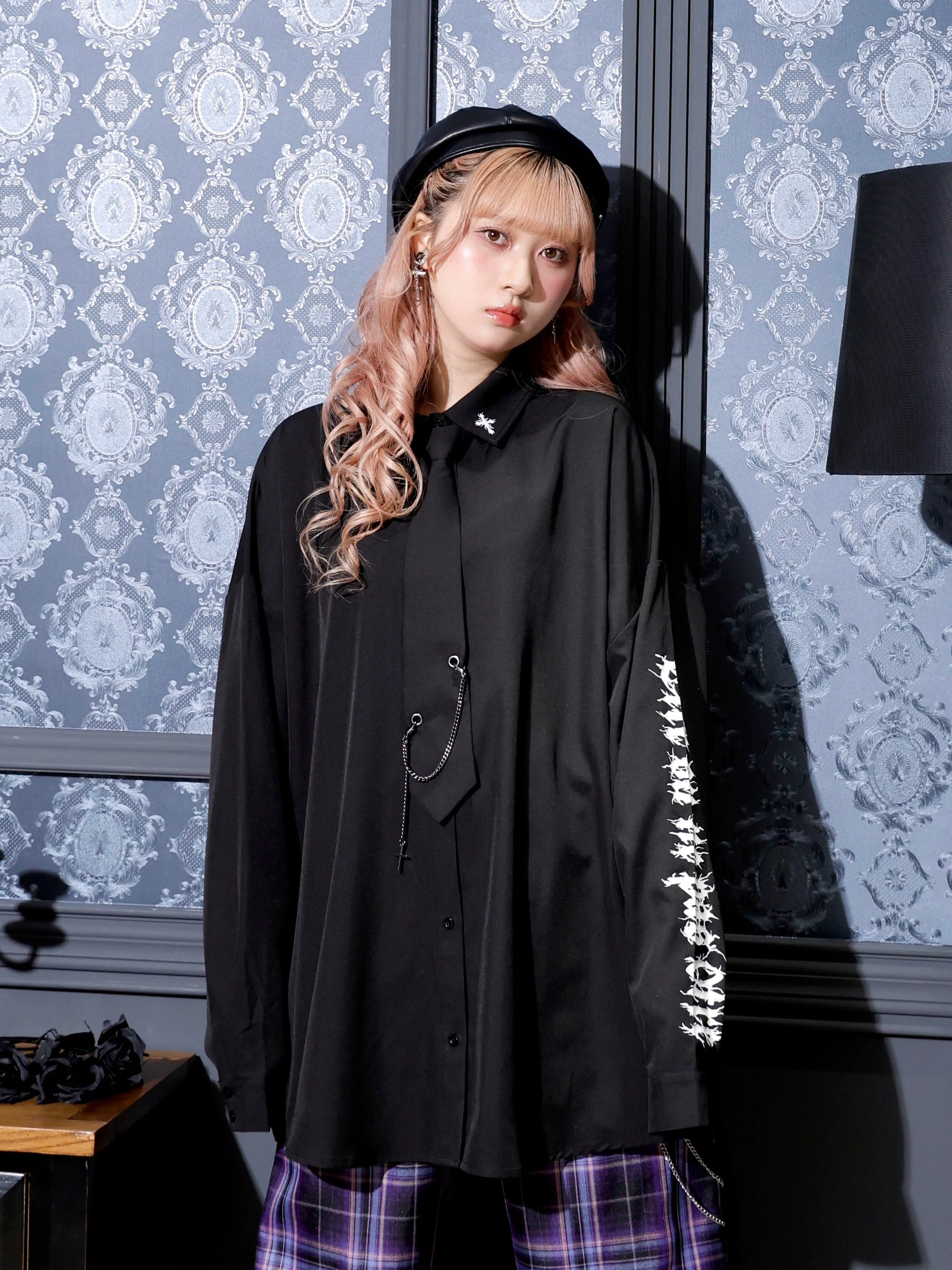 ネクタイ付きユニセックスシャツ（シャツ・ブラウス｜黒・オフホワイト