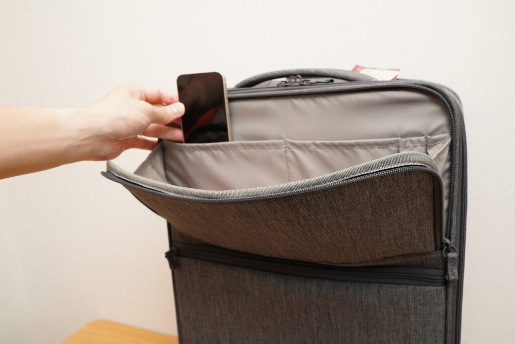 タグ説明書カギ付き】半分の厚みで収納できるソフトキャリーケースS