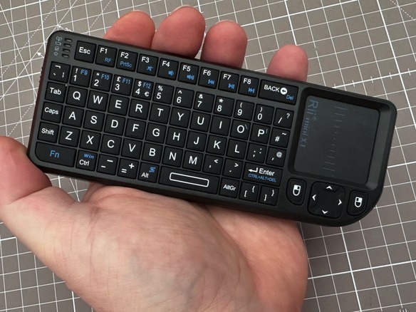 Raspberry Pi」で使えるタッチパッド搭載小型ワイヤレスキーボード