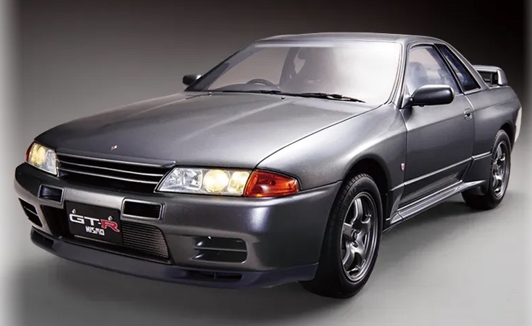 Build a huge R32 Nissan Skyline GT-R NISMO model that takes over