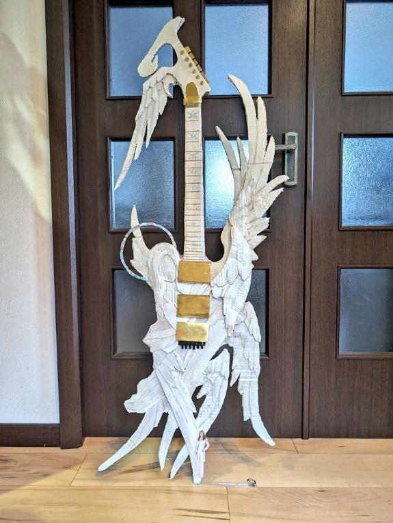 紅白で注目集めた「ド派手ギター」を完全再現！作者（32歳女性）の常軌