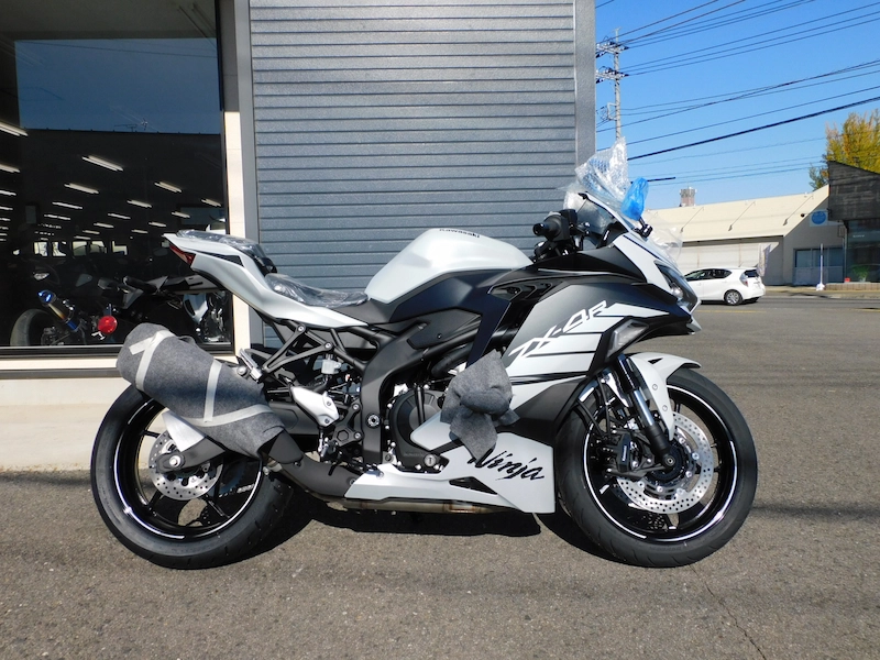 新車 カワサキ Ninja ZX－4R SE マットシルバー 2025年