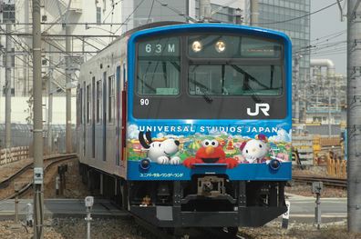 大阪環状線の201系 USJラッピング