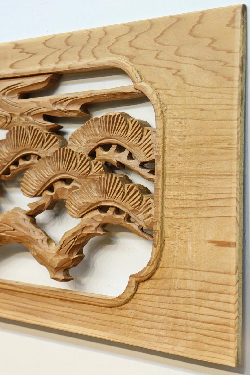 松の巨木とともに優雅な鶴を描いた彫刻欄間素材 EZ2884 在庫1枚 – 古福