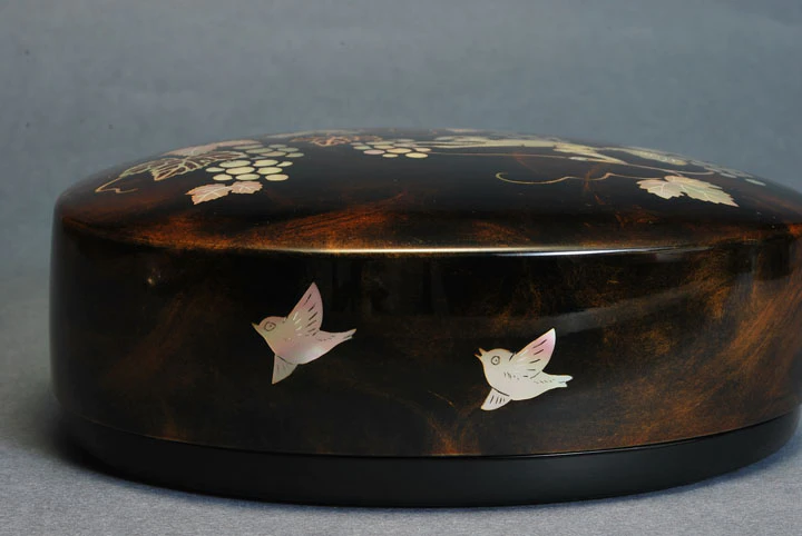 葡萄栗鼠文螺鈿漆箱(中條 伊穗理)｜ギャラリージャパン
