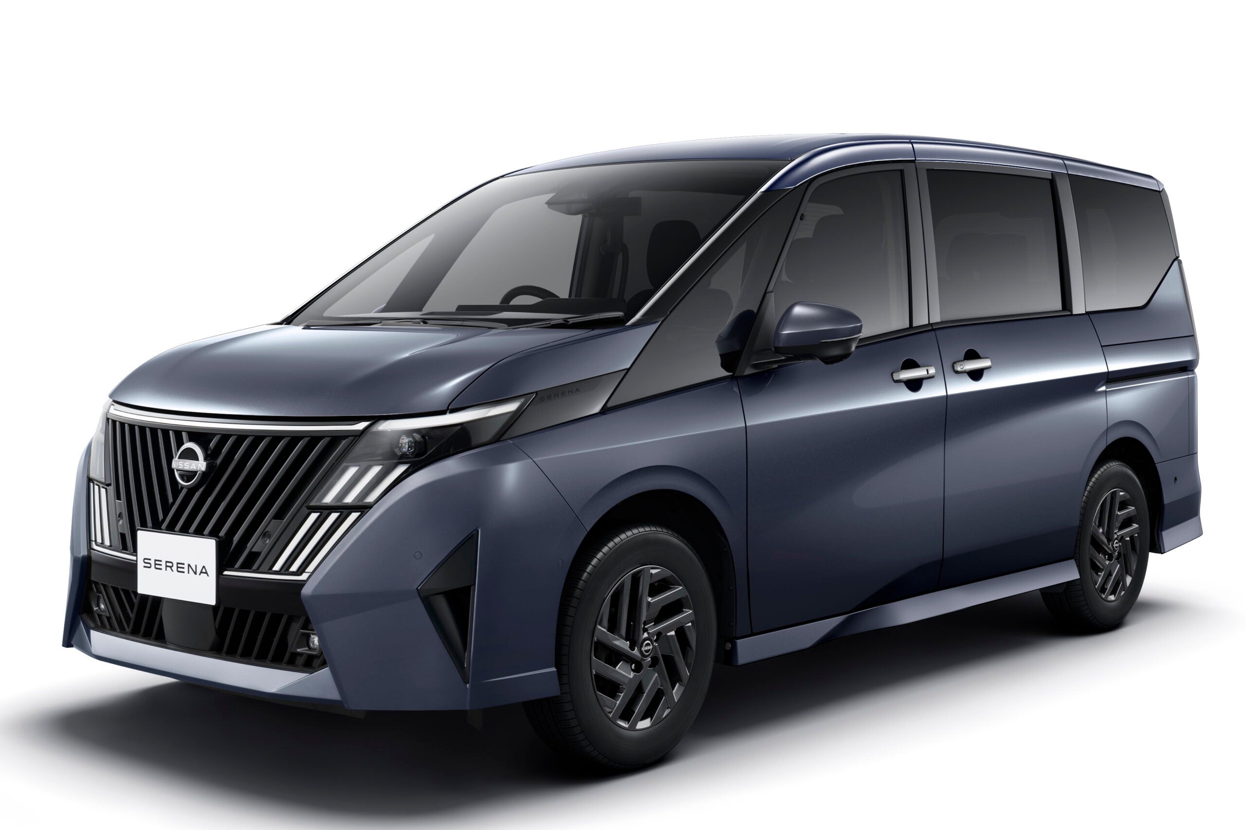 日産の新しい「セレナ」は8人乗りも登場！ マイナーチェンジでデザイン