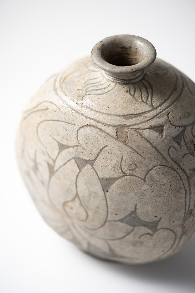 魯山人と古美術】Rosanjin and Antiques ‥‥ 李朝彫三島蓮文扁壷: 黒田